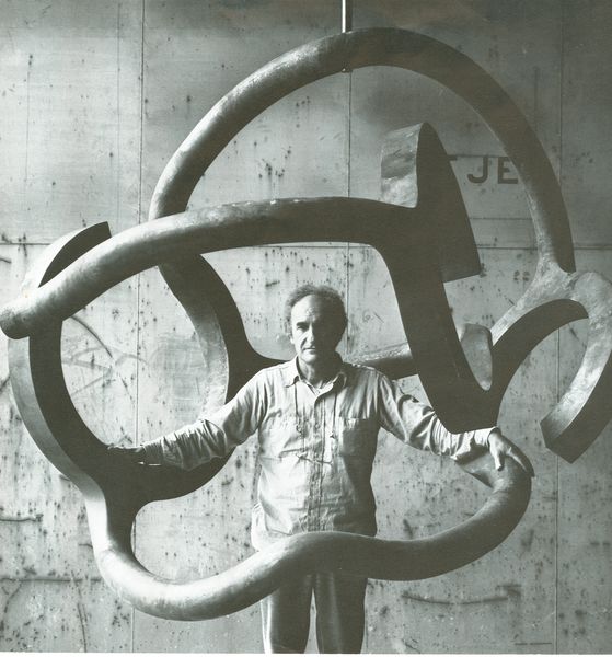 38--(1979)-- Chillida con Homenaje a Calder